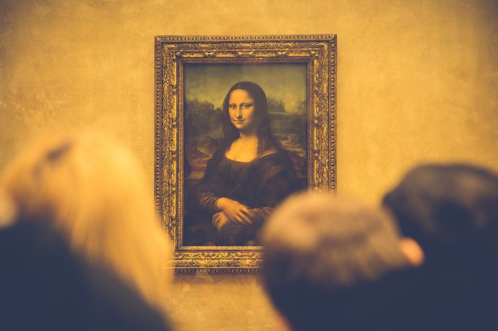 Pubblico che ammira la Monnalisa di Leonardo da Vinci presso il Museo del Louvre