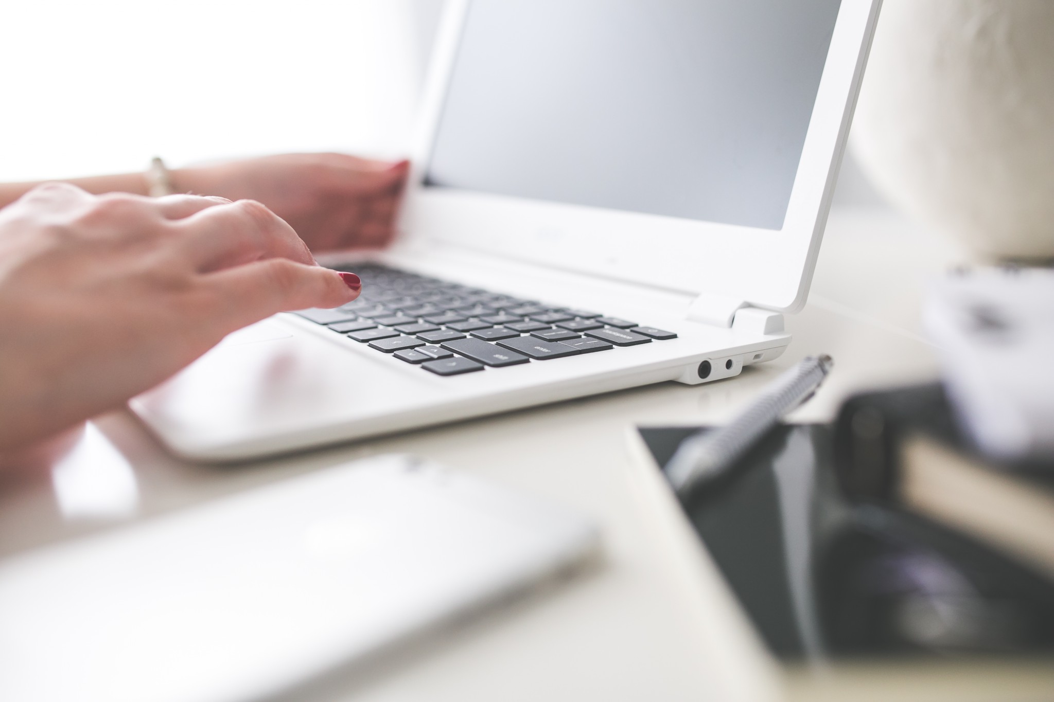mani di ragazza che digita sulla tastiera di un computer