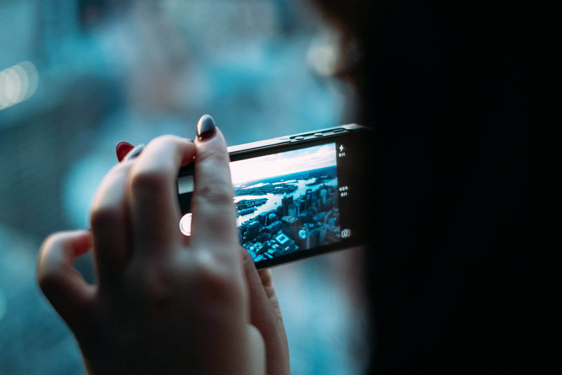 una ragazza scatta una foto con il cellulare. l'algoritmo di instagram poi la renderà visibile
